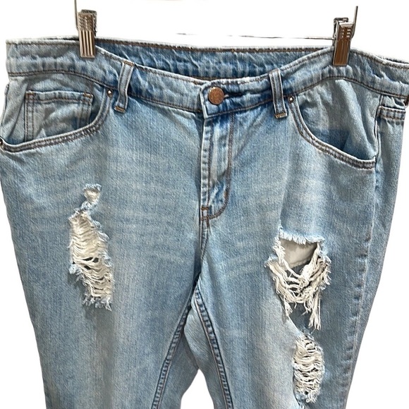 BDG Distressed Ripped Slim Boyfriend Jeans SZ 31 - Picture 3 of 7